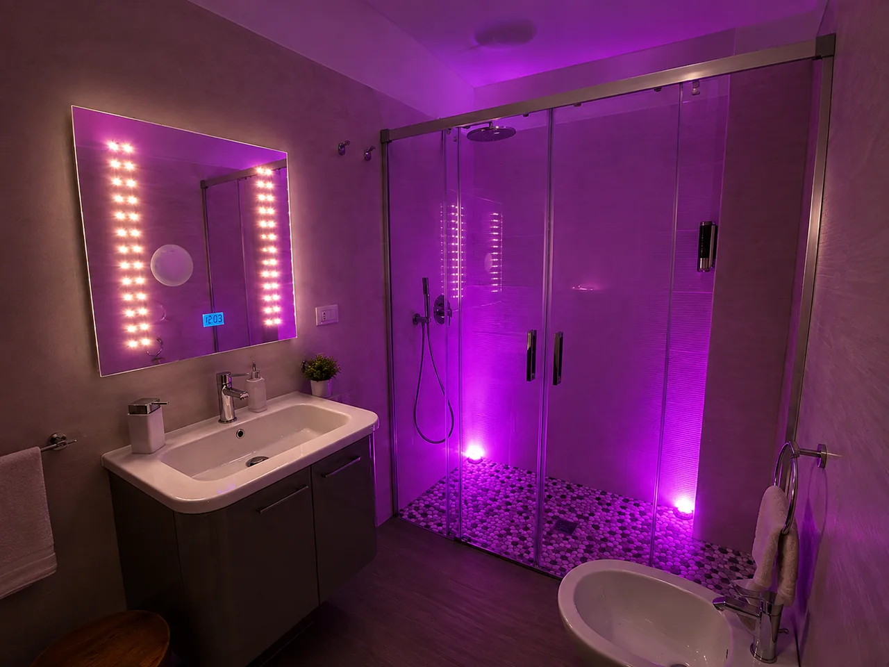 Bagno di MAGA Holiday House con illuminazione magenta, doccia in vetro e atmosfera spa