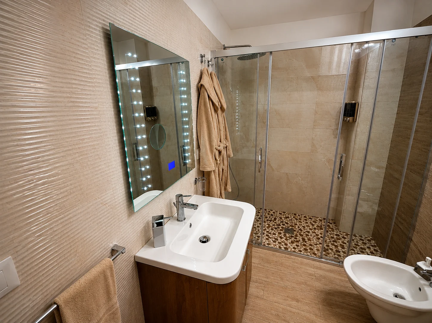 Bagno moderno con ampia doccia in vetro