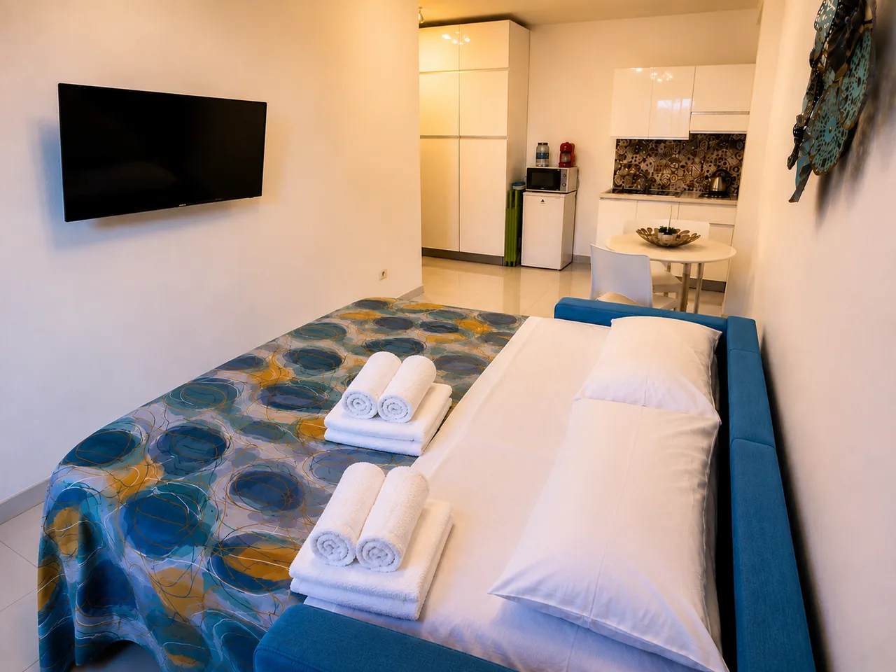 Interno di MAGA Holiday House con zona notte e angolo cottura